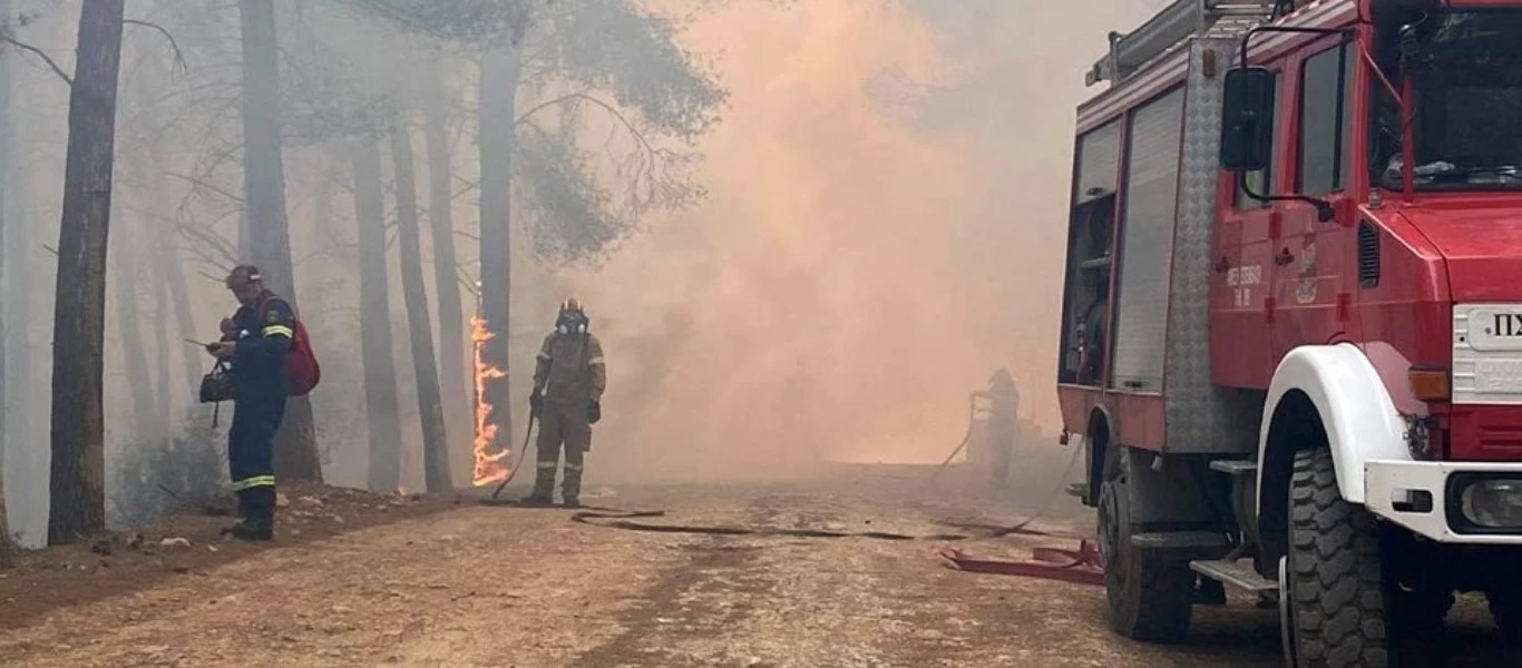Εκτός ελέγχου η φωτιά στην περιοχή Κοκκιναρέα - Αποχώρησε η πυροσβεστική - Ο στρατός απεγκλωβίζει άτομα με αναπηρία